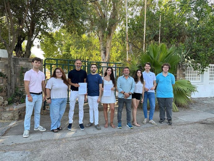 Loss concejales socialistas en el Ayuntamiento de Córdoba Ángel Ortiz y Joaquín Dobladez con un grupo de ciudadanos.