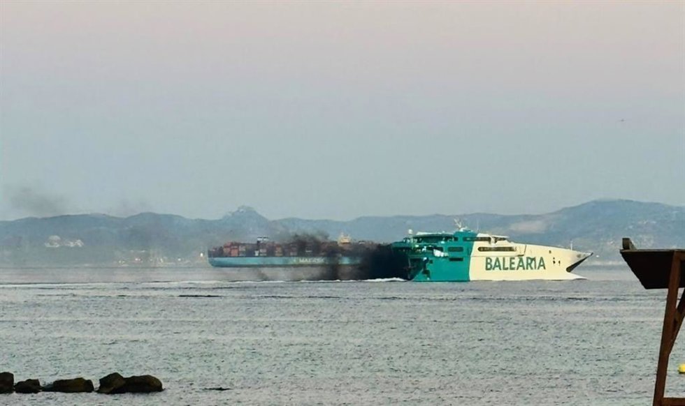 Humo en un ferri en el Estrecho.