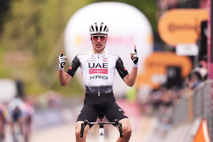Archivo - El ciclista español Juan Ayuso celebra una victoria de etapa en el Giro de Italia 2025