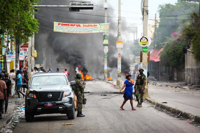 Archivo - Imagen de archivo de una protesta contra la inseguridad en la capital de Haití, Puerto Príncipe, por los ataques de las pandillas en varias regiones del país