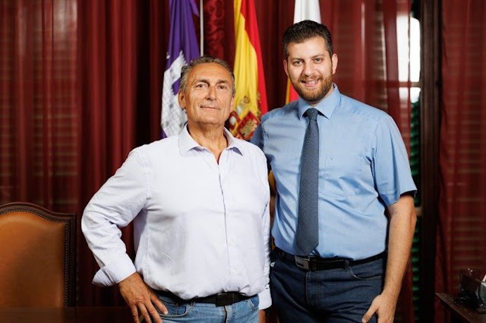 Archivo - Los regidores de Llibertat Llucmajor Miguel Pascual y Alexandro Gaffar.