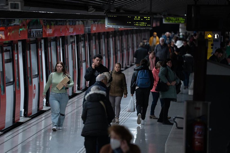Archivo - Varias personas en el metro, a 22 de enero de 2025, en Barcelona, Catalunya (España)