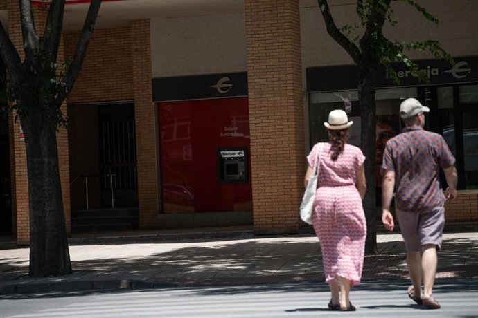 Archivo - Varias personas caminan por la calle