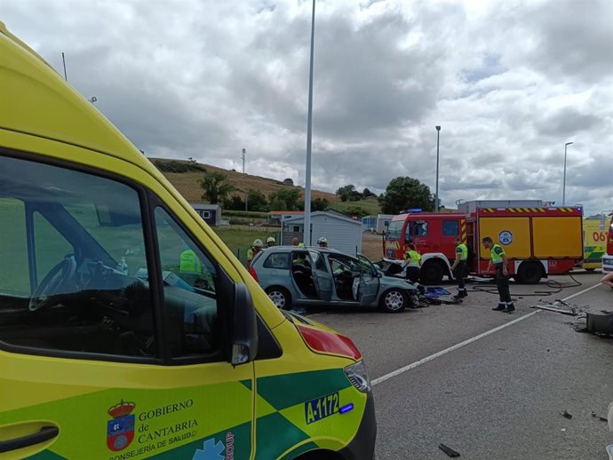 Herida grave la conductora de un coche tras una colisión con una furgoneta en Meruelo