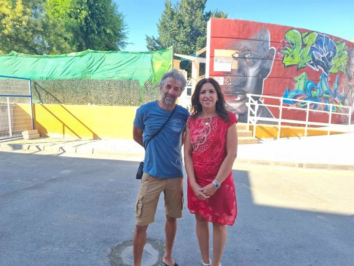 Fotografía de archivo de una rueda de prensa de Manuel Jabalera y Belén Porcel, portavoz municipal, junto a la piscina del polideportivo.