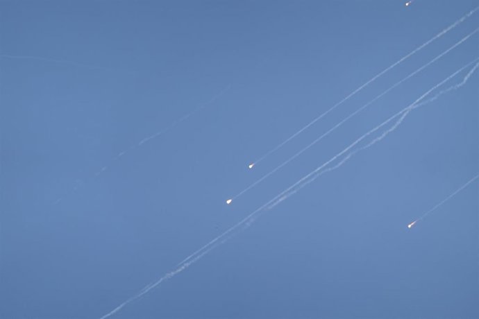 Archivo - Defensas aéreas de Israel interceptan proyectiles