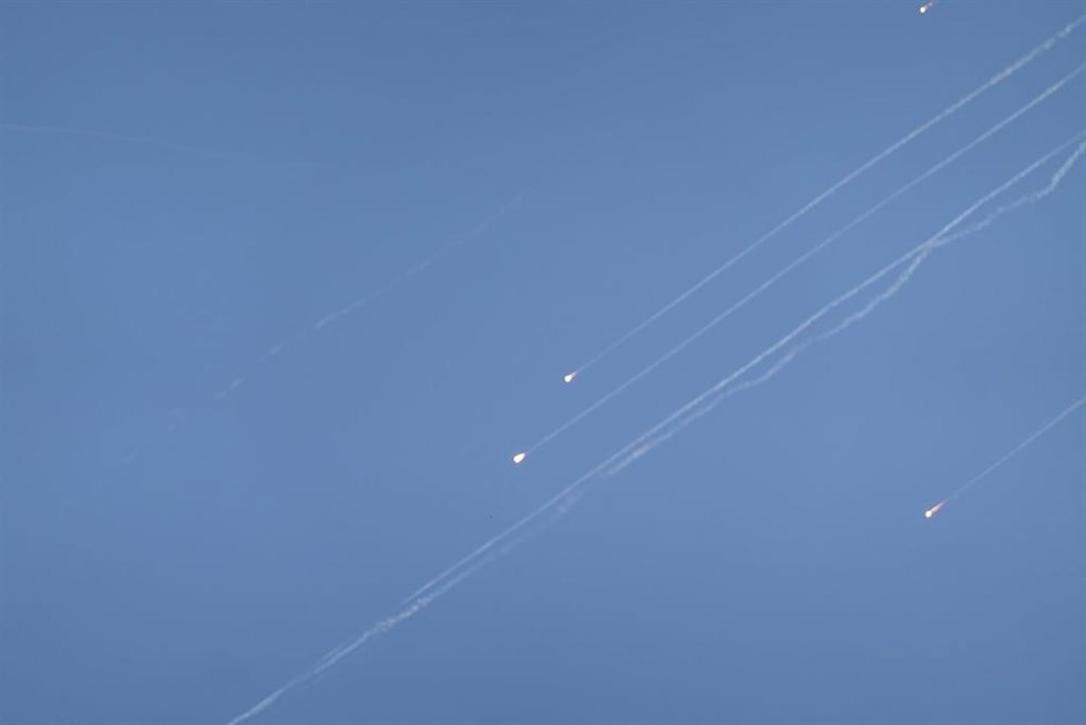 Archivo - Defensas aéreas de Israel interceptan proyectiles