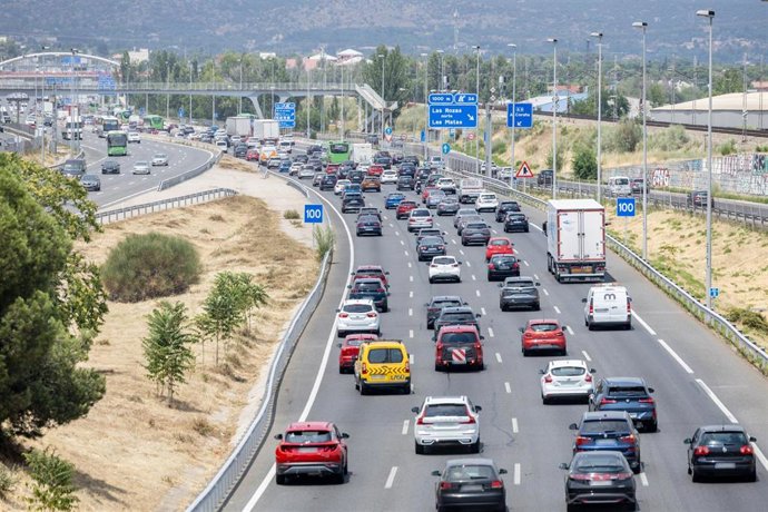 Varios vehículos en la A6, a 1 de agosto de 2025, en Madrid (España). 