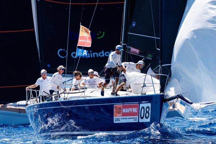 El 'Nadir' durante una de las regatas del viernes de la Copa del Rey MAPFRE de vela 2025 que se está disputando en aguas de la bahía de Palma