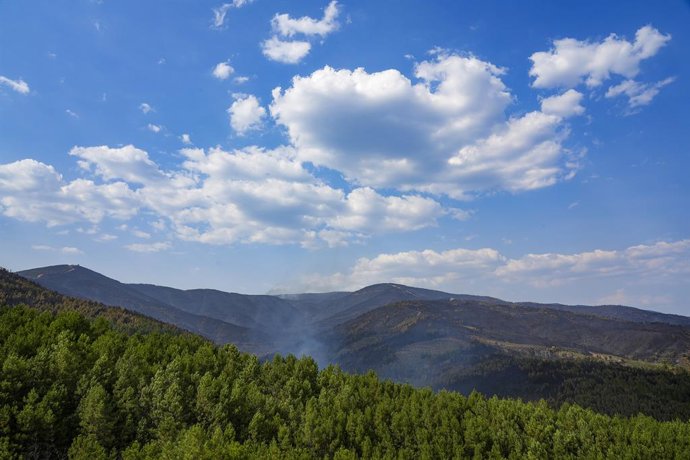 Vista de la zona ardiendo, a 31 de julio de 2025, en Caminomorisco, Cáceres, Extremadura (España). Los efectivos de extinción están trabajando en la mañana de este jueves en el control de varios flancos del incendio en la comarca cacereña de Las Hurdes, a