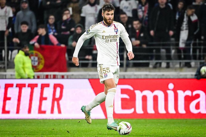 Archivo - Duje Caleta-Car durante un partido con el Olympique de Lyon francés
