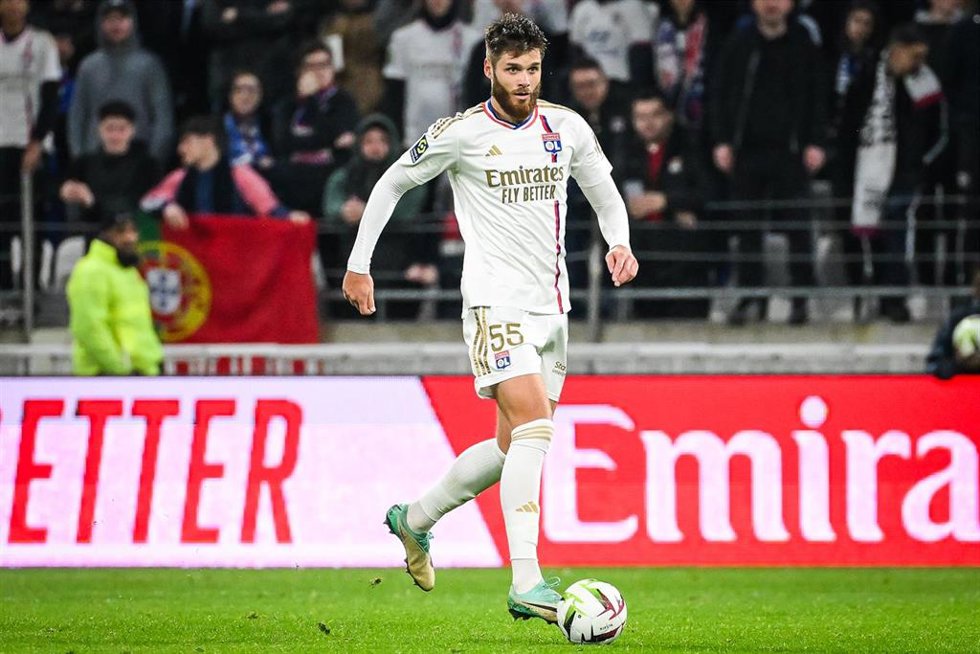 Archivo - Duje Caleta-Car durante un partido con el Olympique de Lyon francés