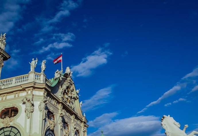 Archivo - February 25, 2024, Vienna, Austria: Flag on the pediment at the south entrance of the Belvedere Museum.  Belvedere Museum located in palaces owned by the Imperial family of the Austrian Empire. Now in the buildings of the Belvedere complex there