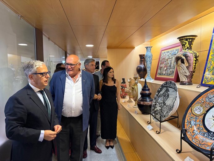 El presidente de la Diputación, Salvador Fuentes (izda.), en la inauguración de EnBarro