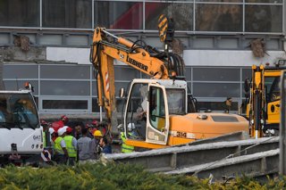 Archivo - NOVI SAD (SERBIA), Nov. 1, 2024  -- Emergency personnel work at the site where a concrete platform roof of a train station collapsed in Novi Sad, Serbia, on Nov. 1, 2024. At least 14 people have lost their lives after the concrete platform roof 