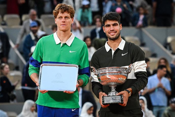 Archivo - Jannik SINNER, da Itália, e Carlos ALCARAZ, da Espanha, comemoram com os troféus durante o décimo quinto dia do Roland-Garros 2025, Aberto da França, torneio de tênis Grand Slam, em 08 de junho de 2025, no estádio Roland-Garros, em Paris, França