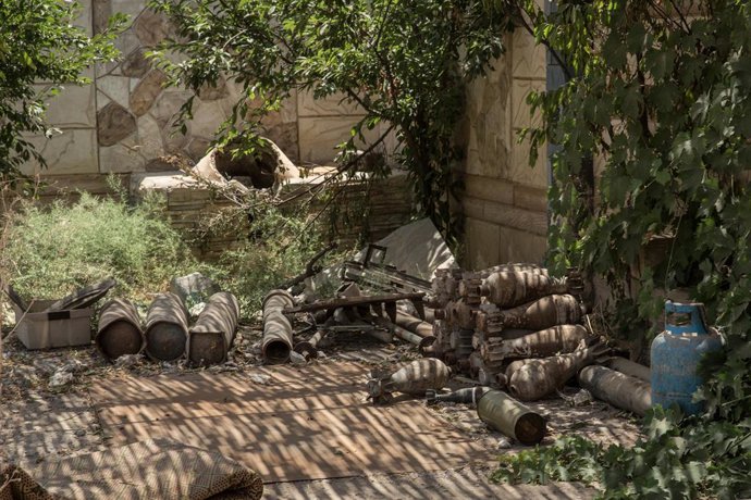 Archivo - July 5, 2017 - Raqqa, Rojava, Syria - Syria / Raqqa / West District / Hawi al-Hawa / Frontline. Inside an abandoned house, the Arab fighters discover an arsenal of Daesh and mines supposed to explode at the slightest opportunity. .Several Arab g