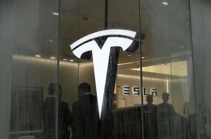 15 de julho de 2025, Mumbai, Maharashtra, Índia: Um logotipo da Tesla é visto do lado de fora do vidro do showroom recém-inaugurado no distrito comercial do Complexo Bandra-Kurla, em Mumbai. O lançamento marca o primeiro passo da montadora norte-americana