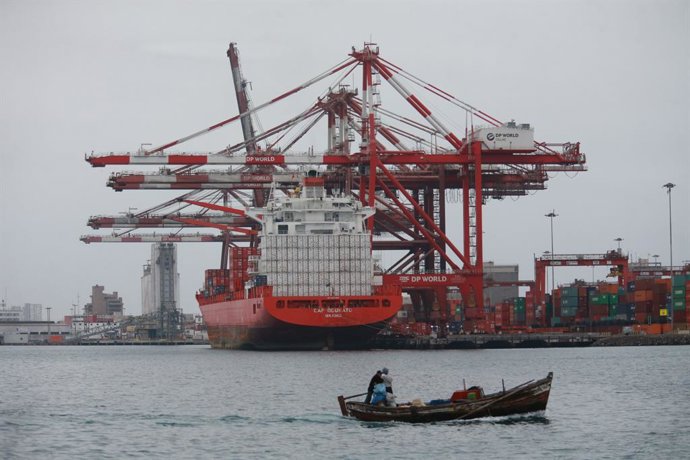 Archivo - Reanudada la actividad en el principal puerto de Perú tras la caída de 50 contenedores de un carguero
