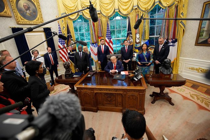 Archivo - June 27, 2025, Washington, District Of Columbia, USA: US President Donald Trump speaks during a meeting with Democratic Republic of the Congo Foreign Minister Therese Kayikwamba Wagner (R) and Rwandan Foreign Minister Olivier Nduhungirehe (2nd-L