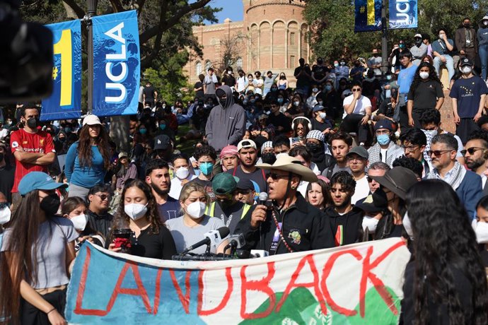 Archivo - 1º de maio de 2024, Los Angeles, Califórnia, EUA: Universidade da Califórnia, Los Angeles (UCLA), em 1º de maio de 2024: Centenas de manifestantes pró-Palestina/anti-Israel se reúnem para ouvir oradores que os incentivam a continuar protestando 