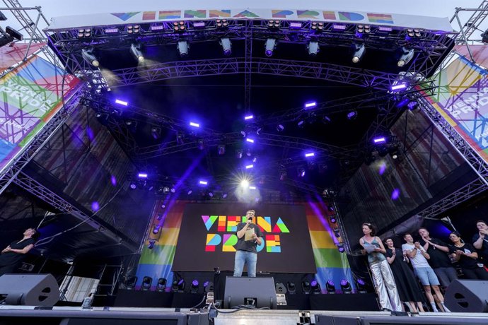 Archivo - June 14, 2025, Vienna, Vienna, Austria: Mayor of Budapest, GERGELY KARÁCSONY speaks following the 29. Vienna Pride parade, taking place on Vienna's famous Ringstrasse..The mayor of Hungary's capital was invited to speak as Budapest pride parade 