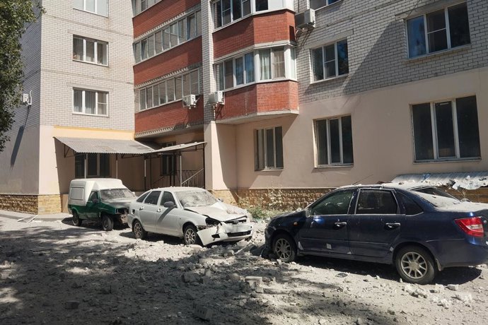 RÚSSIA, VORONEZH - 17 DE JULHO DE 2025: Danos após um drone ucraniano atingir um prédio de apartamentos