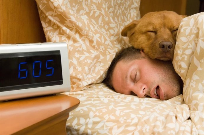 Archivo - Hombre durmiendo profundamente con su perro.