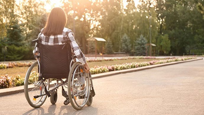 Archivo - Una mujer en silla de ruedas