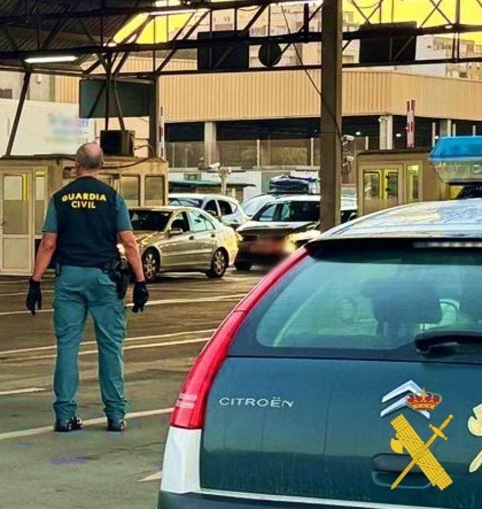 La Guardia Civil descomisa en Almería 500 cajetillas de tabaco ocultas en un doble fondo de una furgoneta procedente de Argelia