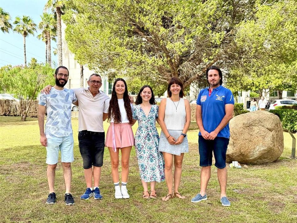 Archivo - Científicos andaluces revelan el impacto de las cremas solares sobre las praderas marinas de la Bahía de Cádiz
