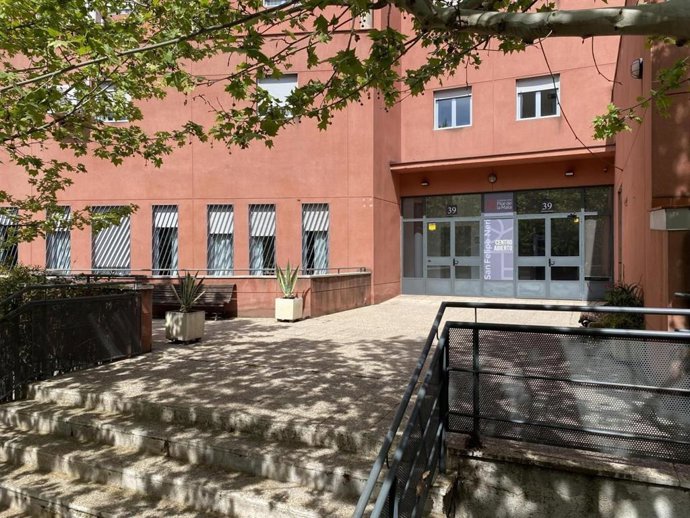 Entrada al centro de día San Felipe Neri, donde acuden personas en situación de vulnerabilidad y con problemas de salud mental, el 24 de julio de 2025.