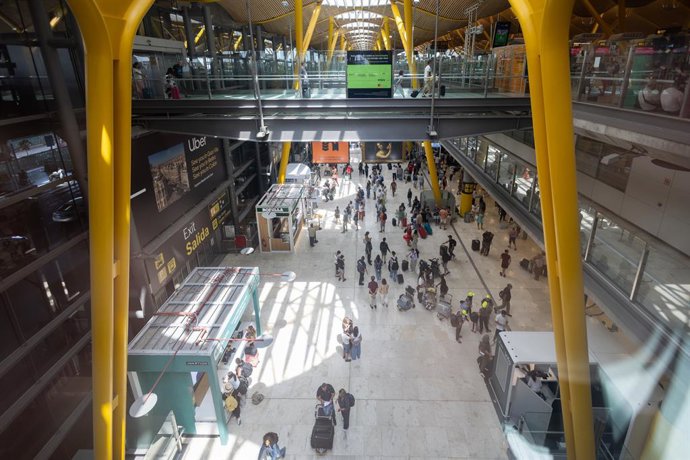 Varias personas con maletas, en la terminal 4 del aeropuerto Adolfo Suárez Madrid-Barajas, a 24 de julio de 2025, en Madrid (España). Solo el Grupo Iberia (Iberia, Iberia Express y Air Nostrum) prevé desplazar 342.000 pasajeros en estos días, con 2.557 vu
