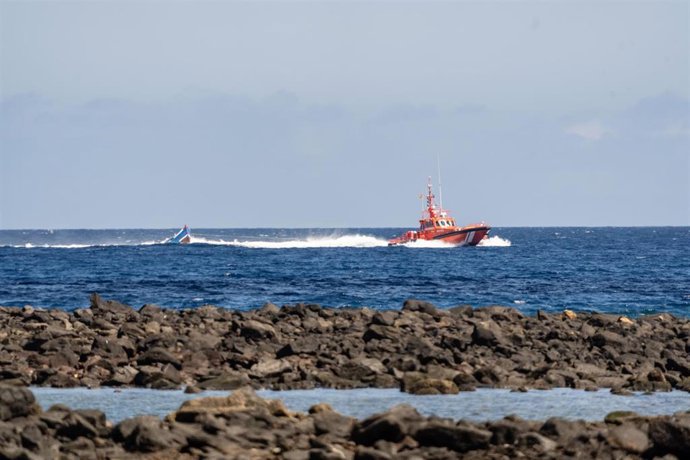 Archivo - Un barco de Salvamento Marítimo, a su llegada al Muelle de La Cebolla con la patera de 34 migrantes, a 1 de septiembre de 2021, en Lanzarote, Islas Canarias (España). 