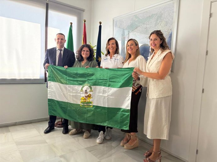 La directora general de Personas Mayores, Participación Activa y Soledad no deseada, Rocío Barragán, junto a Amelia Lerma, una de las participantes de la segunda edición del Desafío Santalucía Seniors.