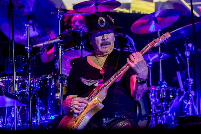 Imagen de archivo del guitarrista Santana, durante un concierto.