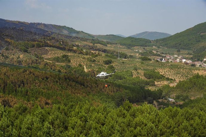 Un helicóptero colabora en las labores de extinción, a 31 de julio de 2025, en Caminomorisco, Cáceres, Extremadura (España)