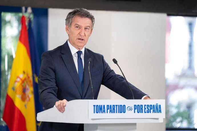 O presidente do Partido Popular, Alberto Núñez Feijóo, durante uma coletiva de imprensa na sede do PP em 31 de julho de 2025, em Madri (Espanha). Feijóo fez um balanço do ano político em uma coletiva de imprensa na qual também respondeu a perguntas sobre 