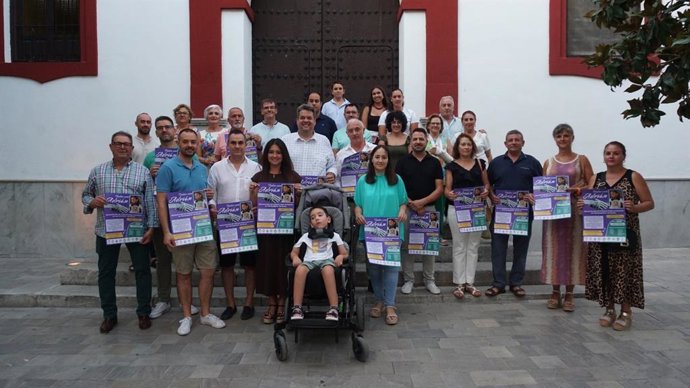 Representantes de distintas hermandades granadinas colaboran para recaudar fondos para Adrián Santiago, un niño que padece INAD.