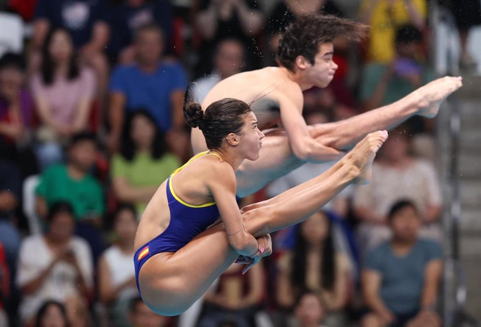 Jorge Rodríguez junto a Valeria Antolino durante la competición mixta de saltos de los Mundiales de Singapur