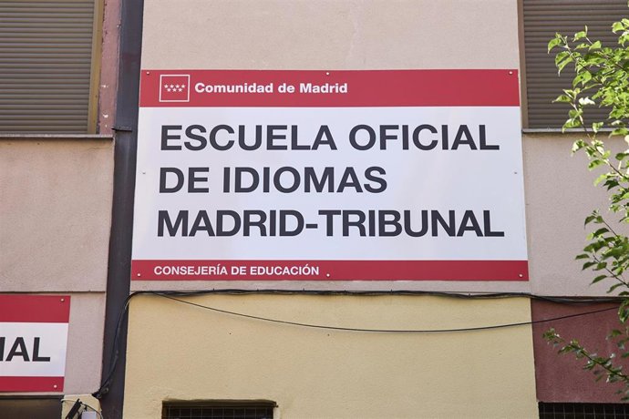 Archivo - Fachada de la Escuela Oficial de Idiomas Madrid-Tribunal, situada en la calle de Santa Brígida, 10, el 9 de agosto de 2022, en Madrid (España). 