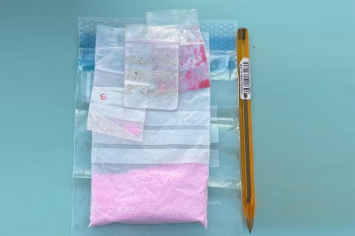 Bolsita con 'cocaína rosa' intervenida por la Policía Local de Palma a una joven en la playa de Can Pere Antoni