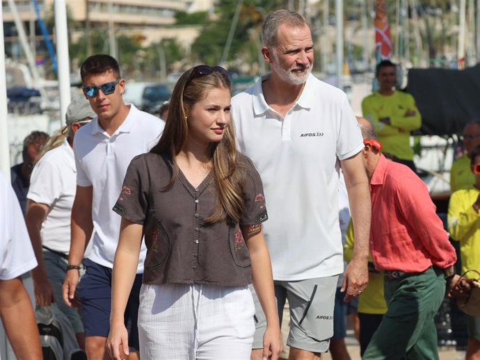 La Princesa Leonor sorprende con una aparición junto al Rey Felipe VI durante sus vacaciones en Mallorca