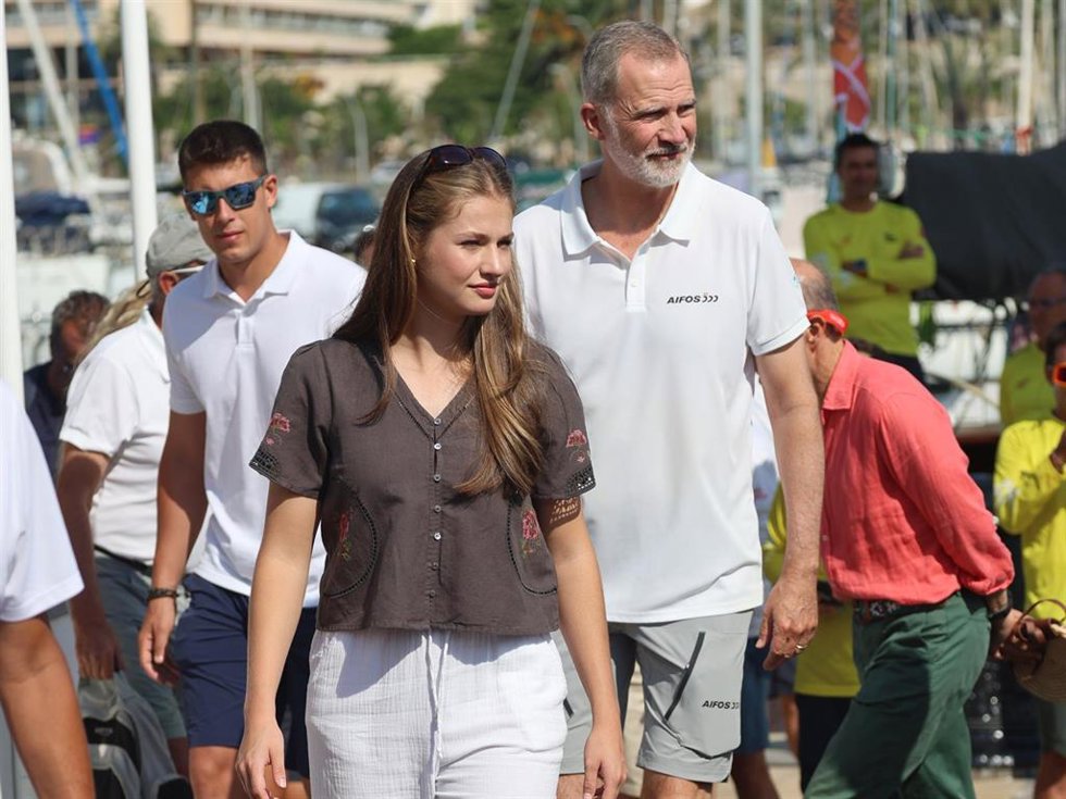 La Princesa Leonor sorprende con una aparición junto al Rey Felipe VI durante sus vacaciones en Mallorca