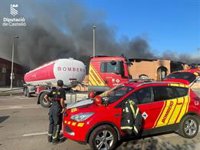 Bomberos trabajan en la extinción de un incendio industrial que afecta a varias naves en Vinaròs (Castellón)