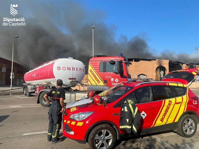Bomberos trabajan en la extinción de un incendio industrial que afecta a varias naves en Vinaròs