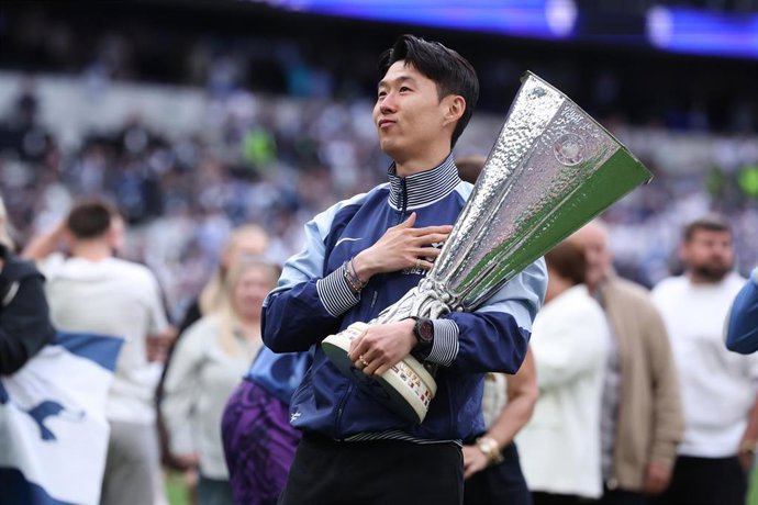 Archivo - Heung-Min Son con el trofeo de la Liga Europa logrado con el Tottenham Hotspur