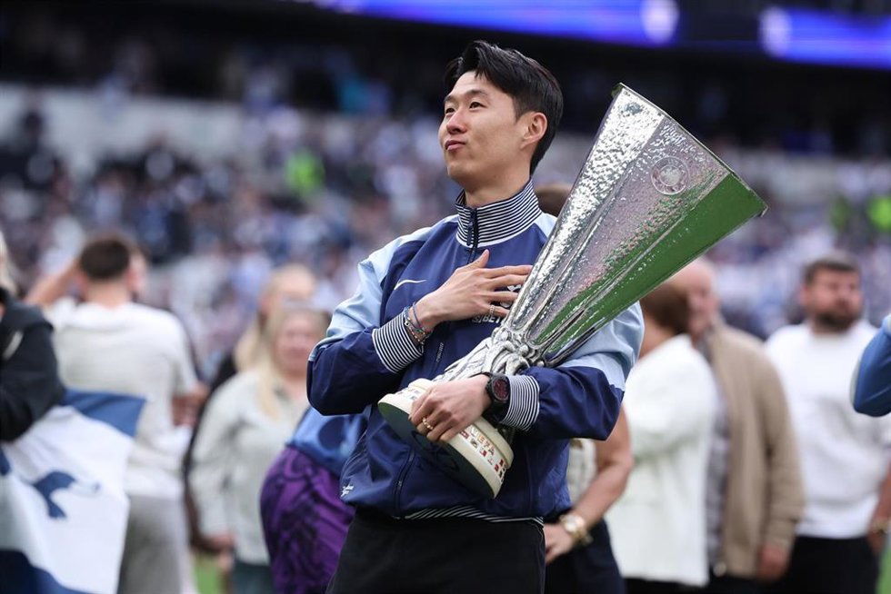 Archivo - Heung-Min Son con el trofeo de la Liga Europa logrado con el Tottenham Hotspur