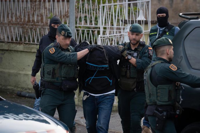 Archivo - Diversos agents de la Guàrdia Civil porten un detingut després d'una operació policial antijihadista a Barcelona