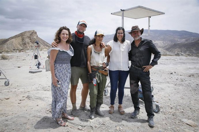 Archivo - La diputada de Cultura, Cine e Identidad Almeriense, Almudena Morales, junto al equipo de rodaje del largometraje ‘Rabioso’, premiado en una edición anterior del concurso.